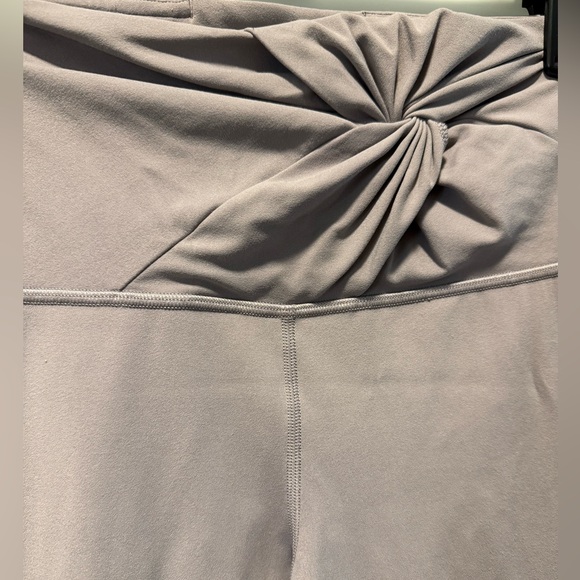 Lululemon 🍋 Align High-Rise Twist Waist in
Violet Verbena - Picture 2 of 7